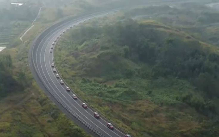 Ρεκόρ Γκίνες από κονβόι 55 αυτοκινήτων χωρίς οδηγό (βίντεο)